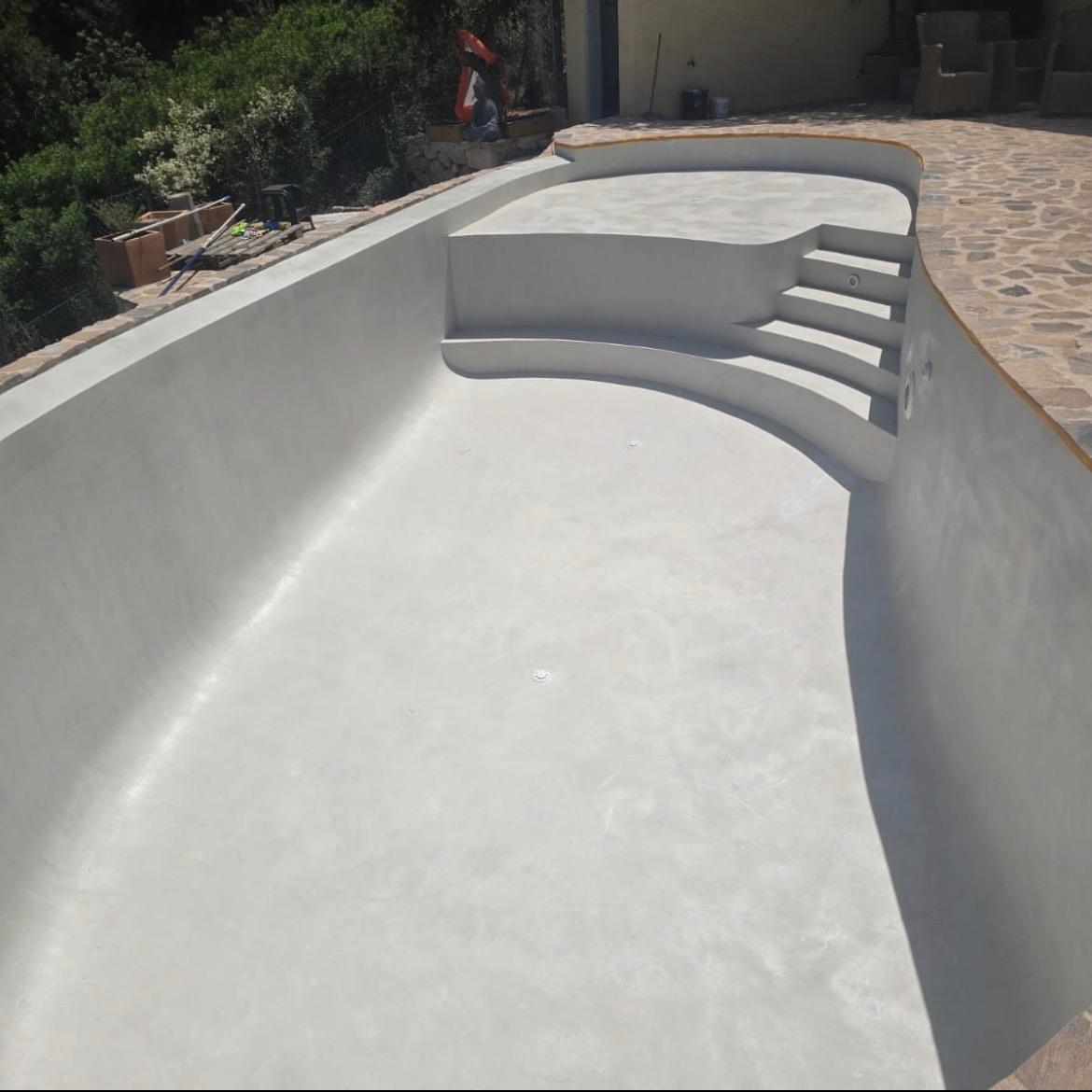 Piscina revestida con acabado de microcemento gris